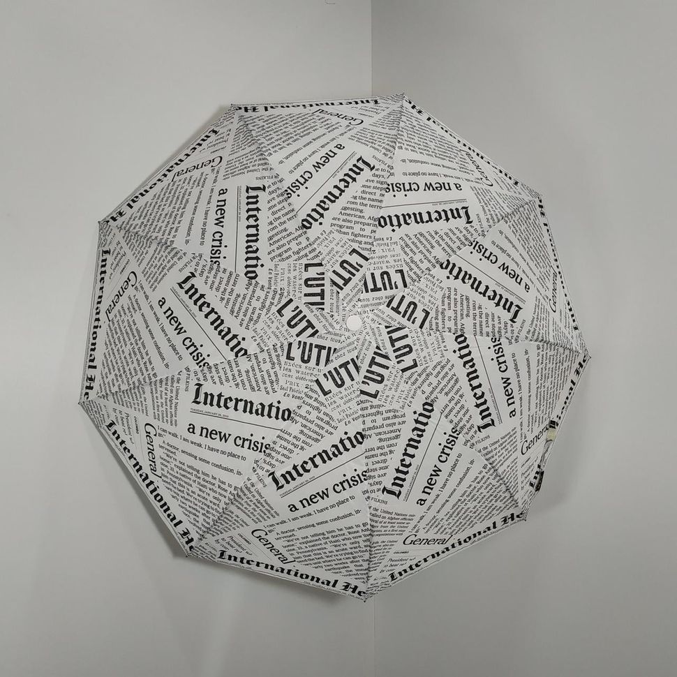 Жіноча парасоля з цікавим принтом газетних статей, напівавтомат від фірми "Max", білий  3050-4 фото | ANANASKO